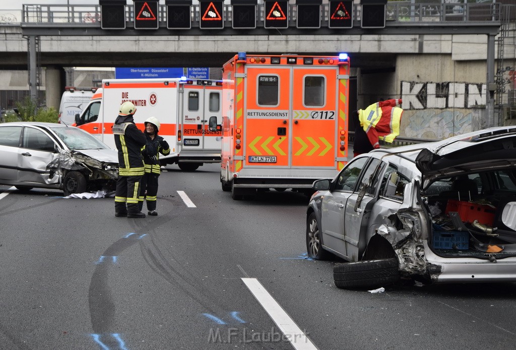 VU Auffahrunfall A 3 Rich Oberhausen kurz vor AS Koeln Dellbrueck P155.JPG - Miklos Laubert